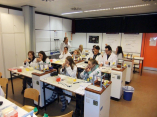 Schüler_innen nehmen eigene DNA