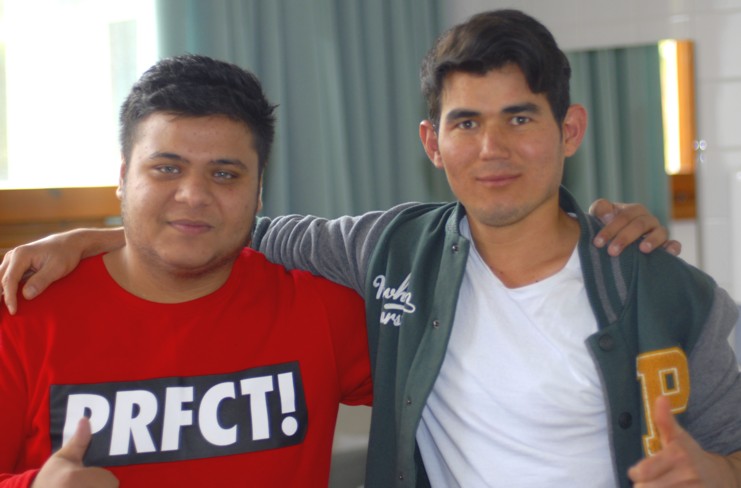 Zwei Schueler aus der Ausbildungsvorbereitung fuer Migranten