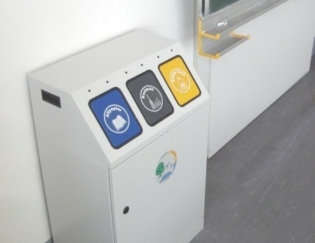 die muelltrennbehaelter zur trennung von papier, verpackung und restmuell