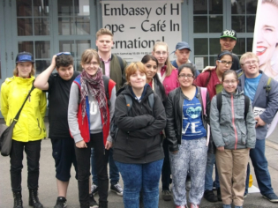 Die Klassen BVF2 und 4-15 vor dem Thalia-Theater