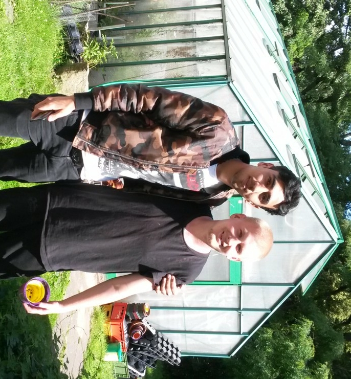 Zwei_Schueler_beim_inklusiven_gartenbau_projekt