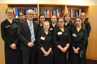 Senator Ties Rabe glücklich mit dem Catering der BSU