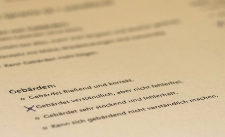 ein_zeugnis_fuer_die_gehoerlosen_schueler_in_der_inklusiven_ausbildungsvorbereitung_fuer_migranten