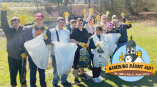 die-schueler-bei-der-aktion-hamburg-raeumt-auf