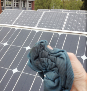 Lohnende Reinigung der Photovoltaikanlage - ein dreckiger Lappen