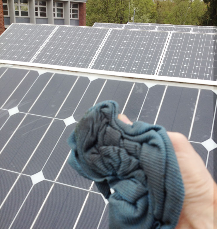 Lohnende Reinigung der Photovoltaikanlage - ein dreckiger Lappen
