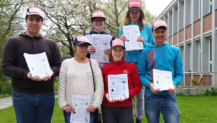 Die stolzen Schüler_innen mit ihrer Zeitung