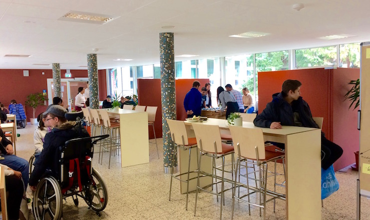 Neu möblierte Pausenhalle in der BSU