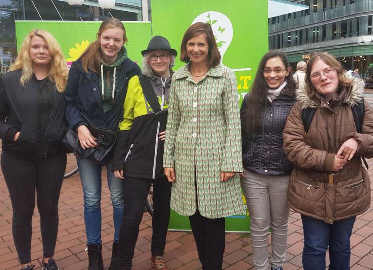 FOS-Schülerinnen bei einer Wahlkampfveranstaltung der Grünen