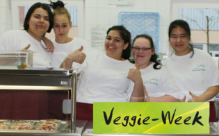 Essensausgabe am Kiosk in der vegetarischen Woche