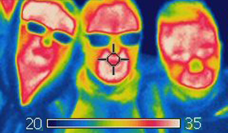 Drei Schüler durch die Wärmebildkamera