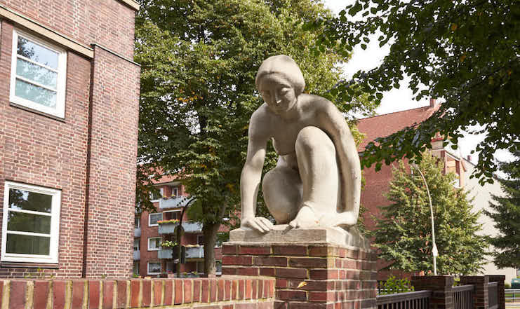 Frauenfigur vor der Beruflichen Schule Uferstraße