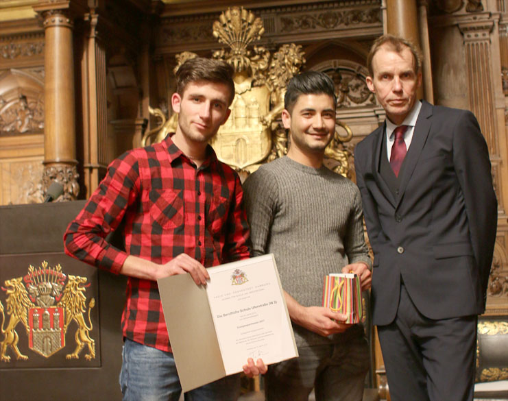 Ehrung im Rathaus - zwei Schüler und der Landesschulrat