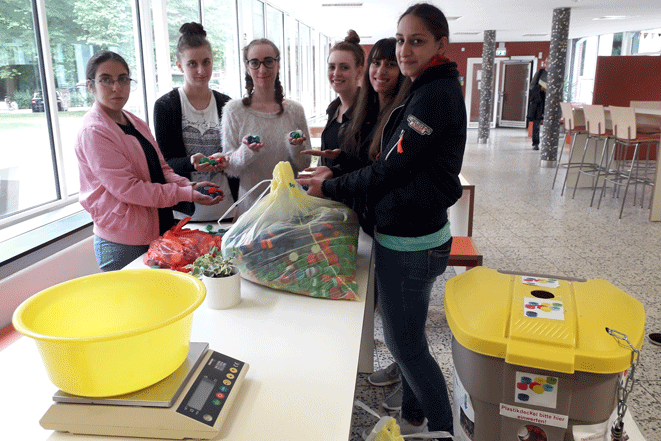 Abwiegen eines Teils der gesammelten Deckel