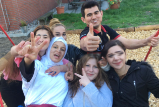 Schüler_innen beim Schulfest auf der Schaukel