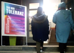 Werbung für den Tag der Toleranz an der Uferstraße