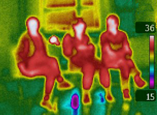 Drei Schüler im Visier der Wärmebildkamera