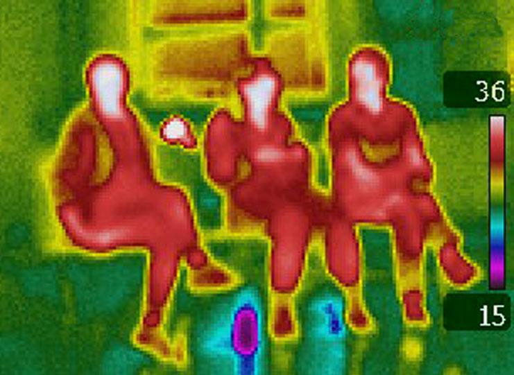 Drei Schüler im Visier der Wärmebildkamera