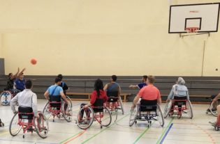beim Rollstuhlbasketballspielen