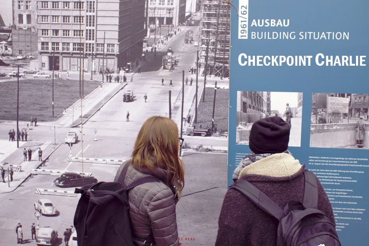 Zwei Schülerinnen am Checkpoint Charlie
