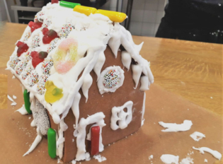 Eins der Lebkuchenhäuser der Schüler