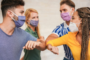 SchuelerInnen mit Gesichtsmasken