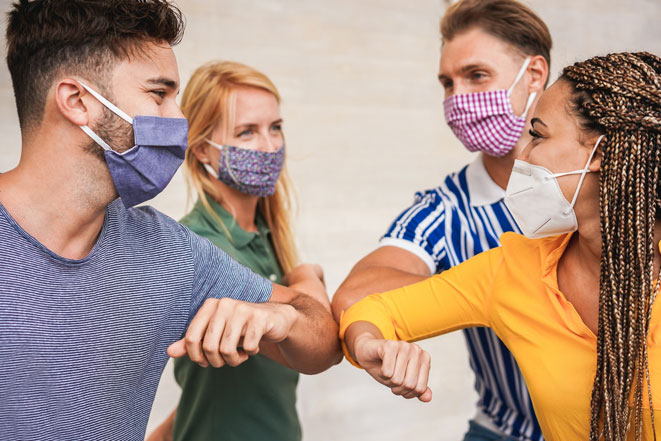 SchuelerInnen mit Gesichtsmasken