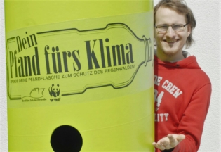 Dein Pfand fürs Klima - ein Schüler an der XXL-Dose