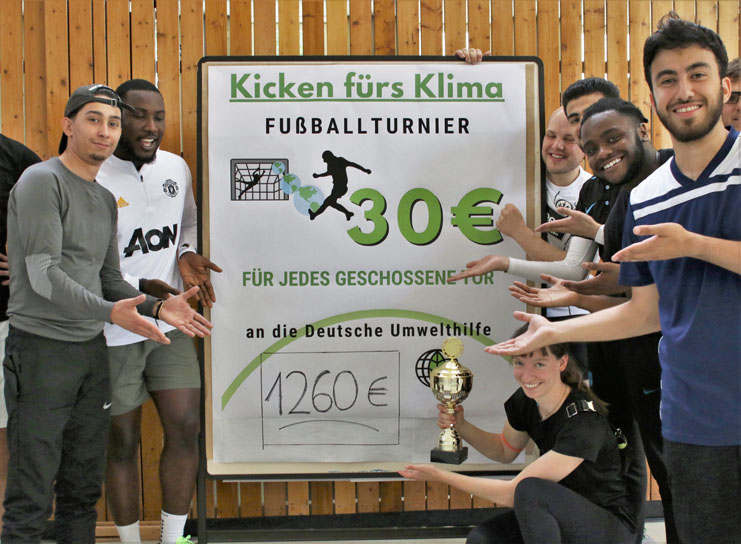 Beim Fußballturnier "Kicken fürs Klima" kamen 1260€ als Spende für die Deutsche Umwelthilfe zusammen.