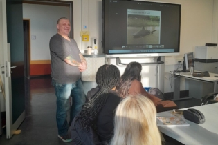 Der Referent und Schüler:innen des FOS Workshops