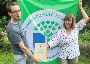 Mitglieder der Umweltgruppe bei der Auszeichnungsveranstaltung Umweltschulen 2023